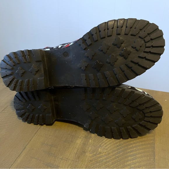 EUC worn 1x Disney Mickey combat boots women’s sz 9 runs small - Picture 8 of 9